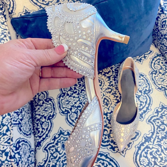 BEAUTIFUL! Worn 15 minutes only - Picture 3 of 5